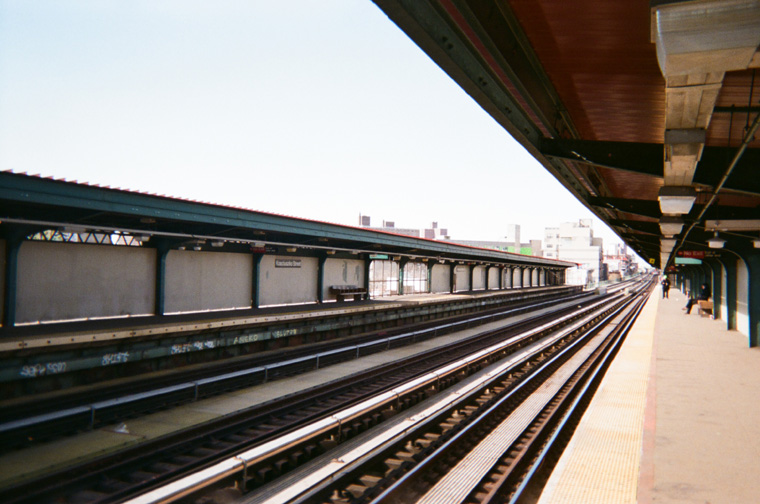 mta train tracks in new york city